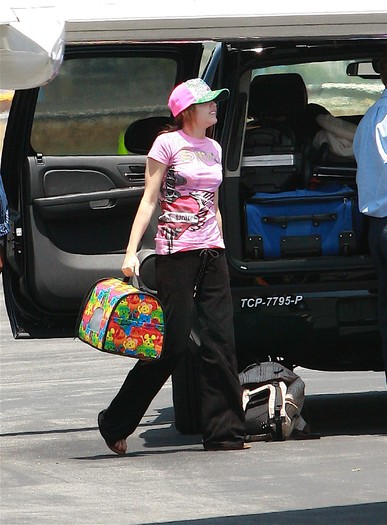 miley-cyrus_COM-burbank2008jun1-privatejet0006 - alege tinuta mileyz27