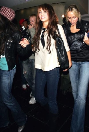 miley-cyrus_COM-beverlyhills2008mar28-beverlycenter-ivy-0037 - alege tinuta mileyz28