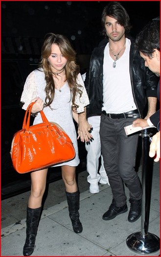 miley-cyrus_com-beverlyhills2009mar12-mrchow-justingaston006