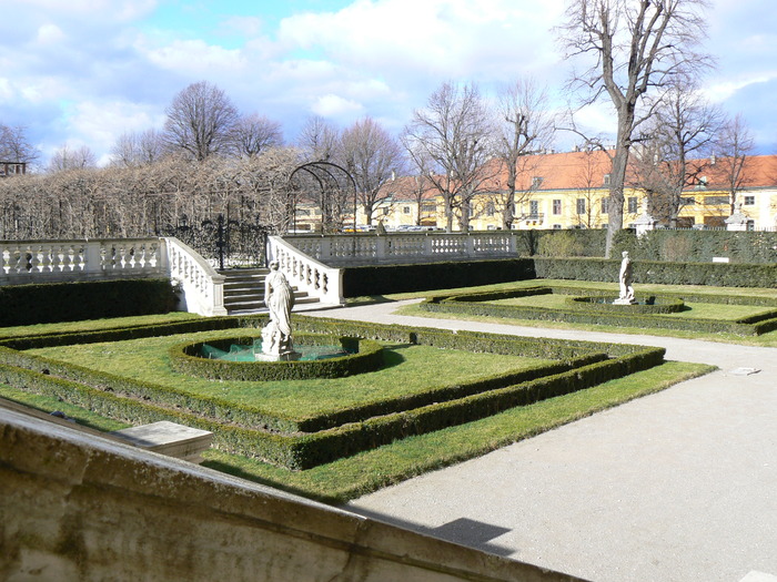 P1030344; Gradina palatului Schonbrunn
