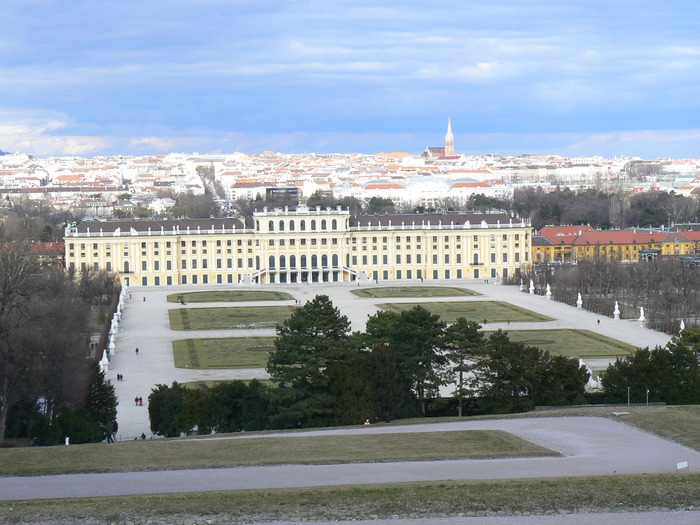 P1030364; Vedere de sus a gradinii si palatului Schonbrunn
