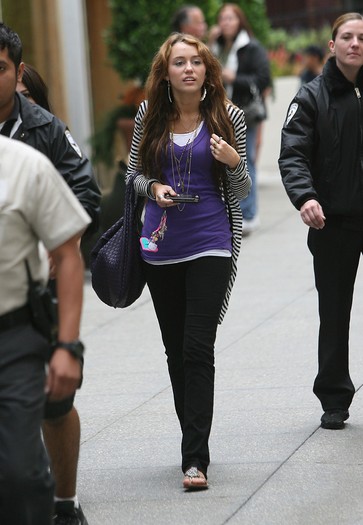 miley-cyrus_COM-hollywood2008oct4-forever21-01501
