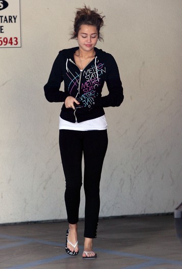 miley-cyrus_COM-la2009apr1-pilates-016