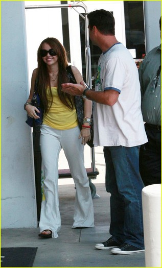 miley-cyrus_COM-la2008sep3-privateairport0004