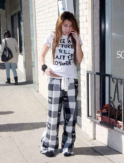 miley-cyrus_COM-la2009jan28-pilates-029