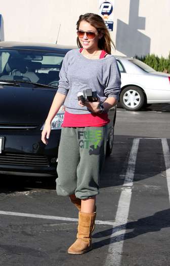 miley-cyrus_com-la2009mar10-pilates-040 - alege tinuta mileyz16