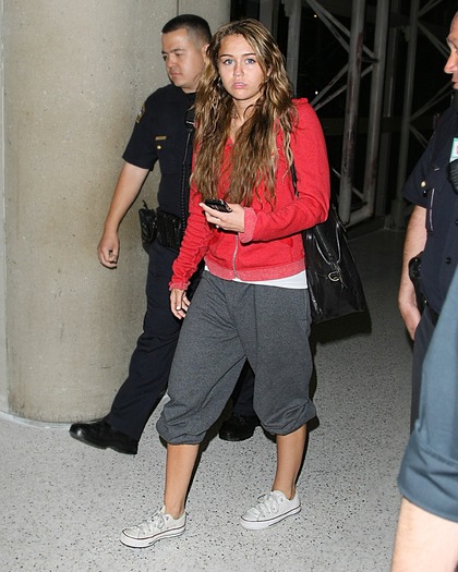 miley-cyrus_COM-la2009apr18-lax007 - alege tinuta mileyz17