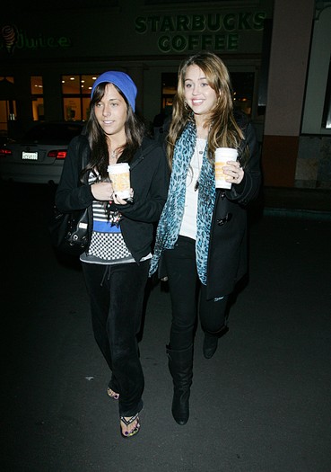 miley-cyrus_COM-la2009jan25-dansushi-starbucks-mandyjiroux-069 - alege tinuta mileyz18