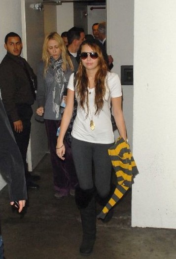 miley-cyrus_COM-la2009feb5-lax-004 - alege tinuta mileyz44