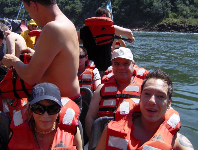in barca pe lacul Iguazu - Ani, Costi si Adi in spate - Argentina