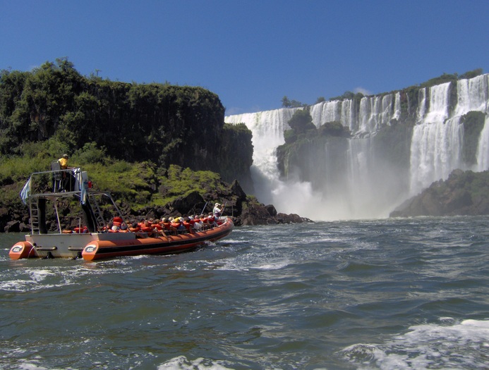 barca intrand sub cascade - Argentina