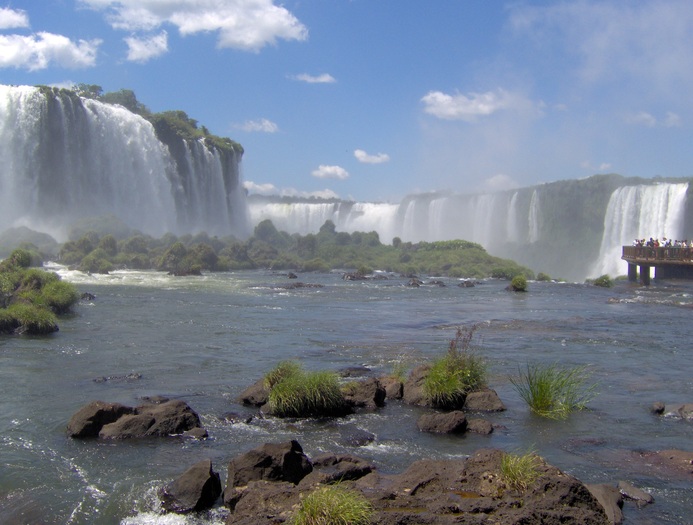 cascadele Iguazu; Cascada Iguazu
Argentina

Cascada Iguazu este formata din 275 de caderi de apa, toate aflate pe mai 
