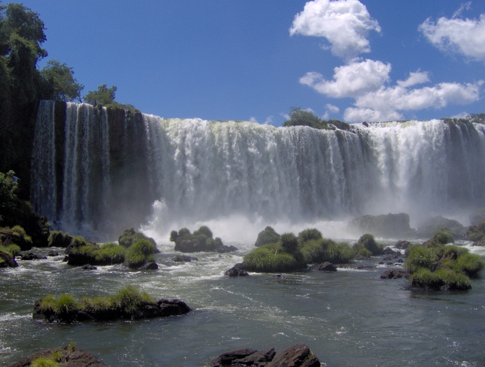 Iguazu; Cascada Iguassu sau Iguazu (scrisa si asa si asa) se gaseste la granita dintre Brazilia si Argentina
