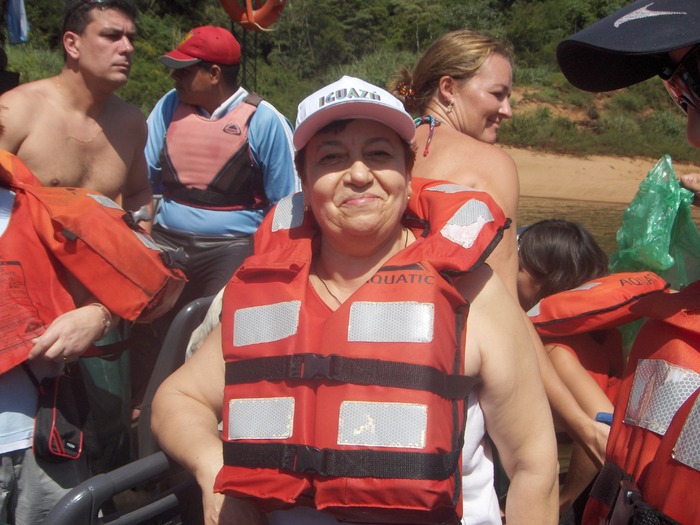mama in barca pe Iguazu