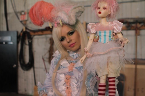 1kerli-with-doll - Kerli