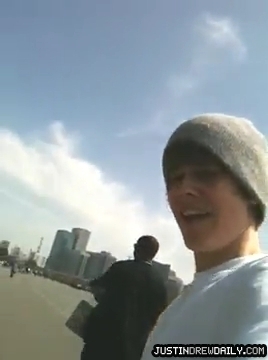 Justin-Bieber-in-Tokyo%2C-Japan%5Bwww_savevid_com%5D_mp4_000025225