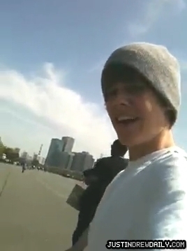 Justin-Bieber-in-Tokyo%2C-Japan%5Bwww_savevid_com%5D_mp4_000025425