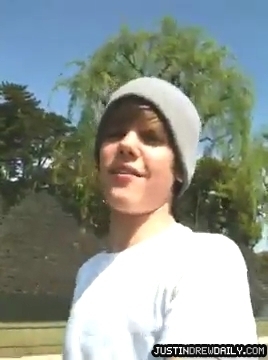 Justin-Bieber-in-Tokyo%2C-Japan%5Bwww_savevid_com%5D_mp4_000032298 - 0_0 Tokyo Japan - Ya Dig 0_0