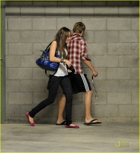 miley-cyrus_COM-hollywood2008sep2-codylinley0018 - alege tinuta mileyz38