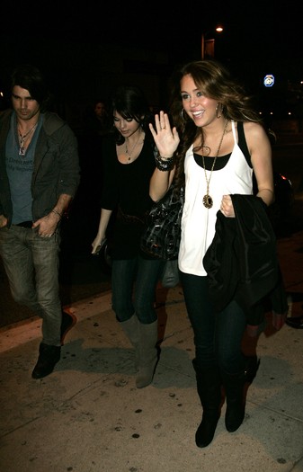 miley-cyrus_COM-la2009feb12-koirestaurant-selenagomez-demilovato-justingaston004