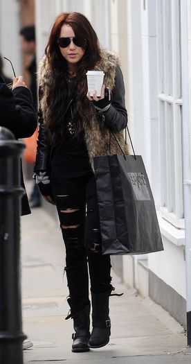 miley-cyrus-dot-com_candids-4dec2009-shoppinginlondon-0028 - alege tinuta mileyz35