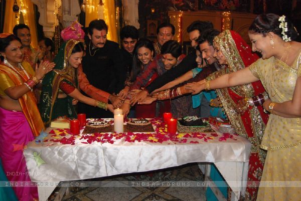 39562-cake-cutting-party-in-the-show-maat-pitaah-ke-charnon-mein-swarg