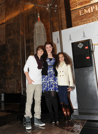 Justin+Bieber+Lights+Empire+State+Building+415rTMYl5ptl