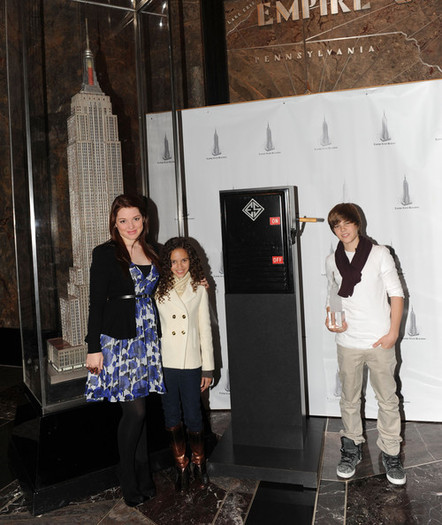 Justin+Bieber+Lights+Empire+State+Building+Uam2VfFOSw7l