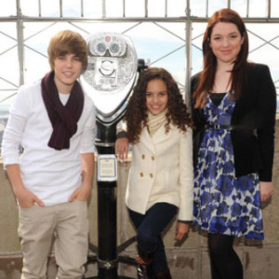 justin-bieber-Empire-State-Building-300