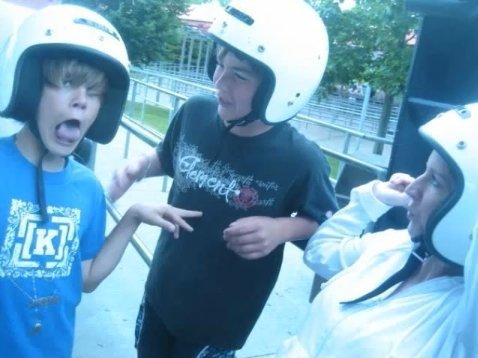 waht-is-wronge-with-him-jkjk-justin-bieber-9154679-478-358