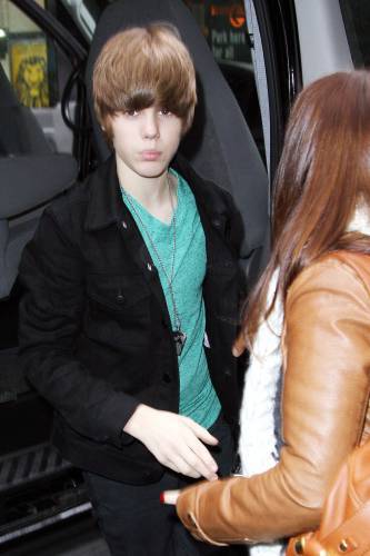 youtube-sensation-justin-bieber-arriving-at-the-mt-333x500