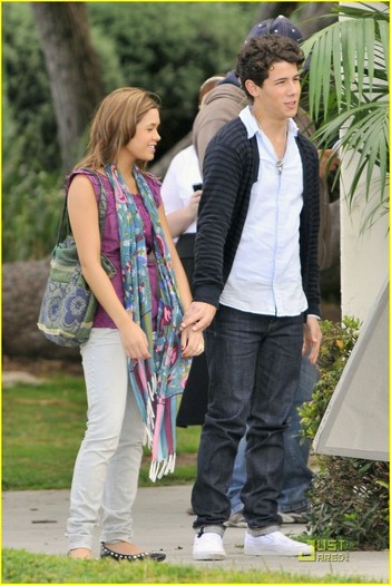 Nick-Jonas-Nicole-Anderson-Holding-Hand-on-Set-nick-jonas-11669691-816-1222