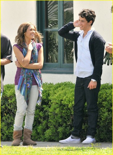 Nick-Jonas-Nicole-Anderson-Holding-Hand-on-Set-nick-jonas-11669702-890-1222 - Nicole Anderson Holding Hand on Set