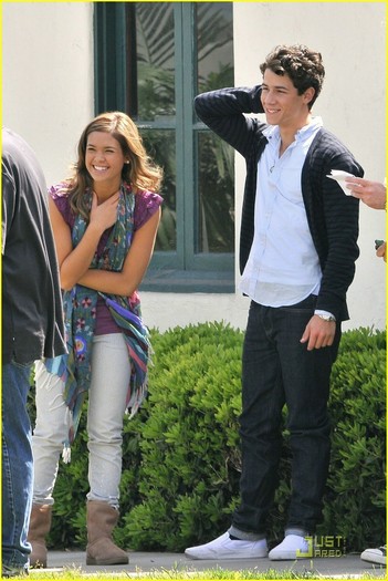 Nick-Jonas-Nicole-Anderson-Holding-Hand-on-Set-nick-jonas-11669704-816-1222 - Nicole Anderson Holding Hand on Set