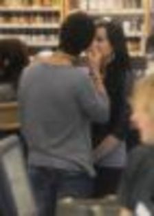 thumb_demi-lovato-joe-jonas-pipaieli-in-magazin-foto_2