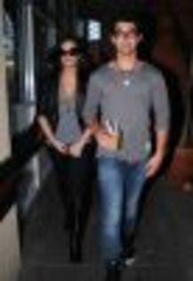 thumb_demi-lovato-joe-jonas-pipaieli-in-magazin-foto_6