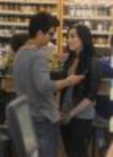 thumb_demi-lovato-joe-jonas-pipaieli-in-magazin-foto_14 - Demi Lovato