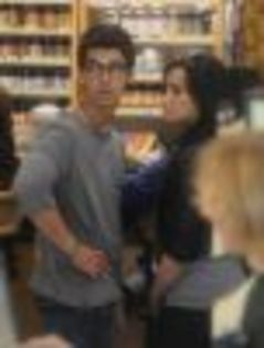 thumb_demi-lovato-joe-jonas-pipaieli-in-magazin-foto_20
