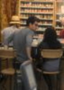 thumb_demi-lovato-joe-jonas-pipaieli-in-magazin-foto_21