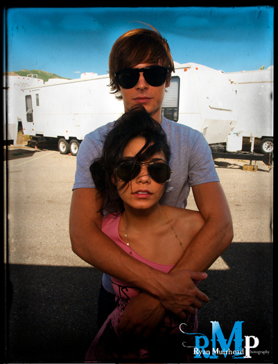 zac-efron-and-vanessa-hudgens-zac-efron-6487582-782-1024 - VanessA Huggens