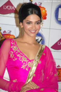 GGCKLWPUMURRQKINBUD - Deepika Padukone