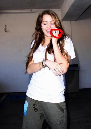 miley_cyrus_wears_engagement_ring - INELUL PT MIli DAT DE NICK