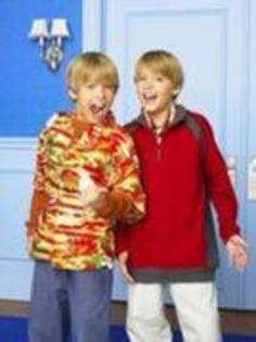 NPWENMXJNOTEFHILKLI - Zack Si Cody Ce Viatza Minunata