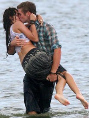 miley_cyrus_kissing_liam_hemsworth_last_song_342x456_180609[1] - Miley si Liam