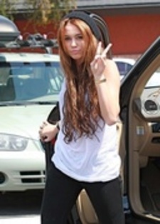 13187749_MNDVHHPRM - miley iesind din masina