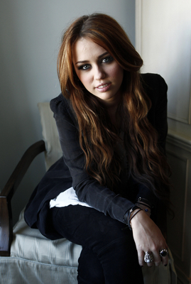 81 - 00club miley cyrus1