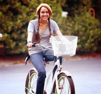 88 - 00club miley cyrus1