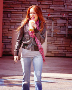 94 - 00club miley cyrus1