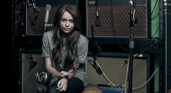 140 - 00club miley cyrus1