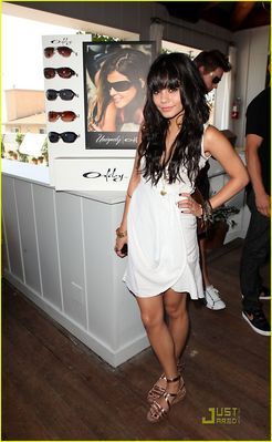 normal_vanessa-hudgens-oakley-sunglasse-05